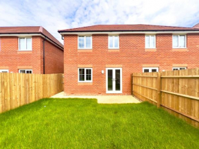 Brand New 4 BEDROOM HOUSE WITH GARDEN AND FREE PARKING